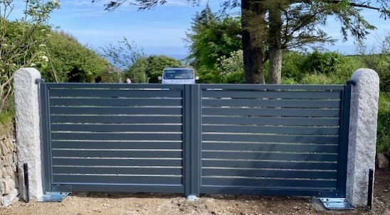 Avea design Aluminium gates "Avea" Aluminium Gates in Anthracite grey with CAME Frog automation