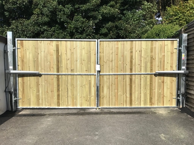 steel framed-cladded gates-Praze