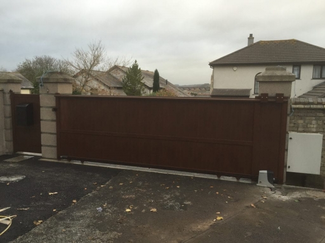 Aluminium sliding gate