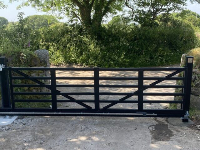Cantilever sliding gate