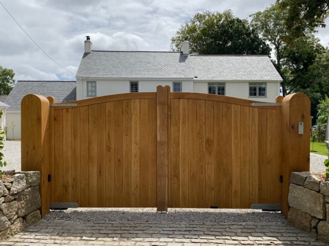 Bespoke Oak Entrance gates fitted to FAAC underground automation