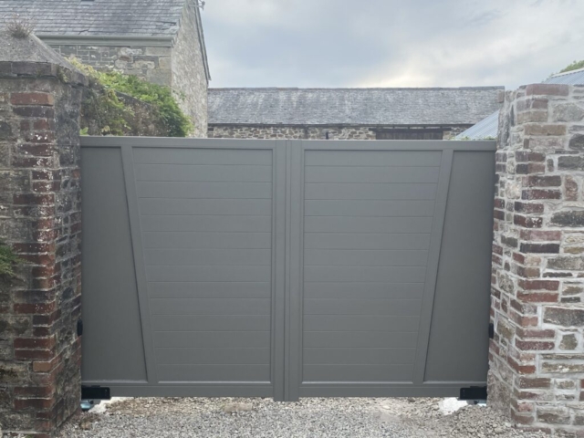 Bespoke aluminium gates to Alga design "Alga 2" design bespoke aluminium gates on CAME Frog 24v motors