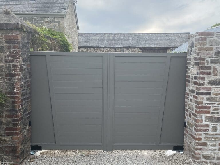 Horizal aluminium entrance gates to “Alga 2” design.