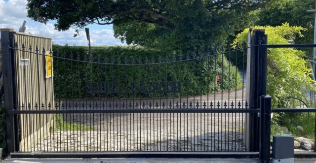 Bespoke sliding gate automated with CAME BXV system