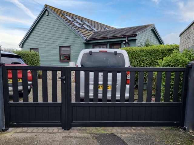 Manual Aluminum Gates Bespoke manually operated aluminium gates