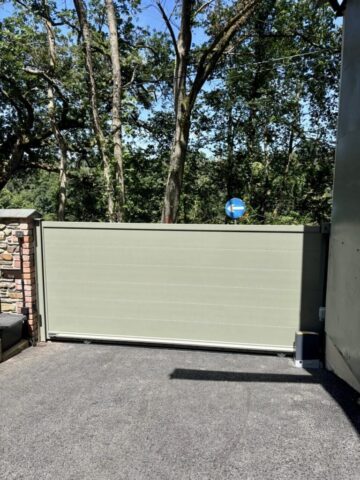 MAHE sliding gate